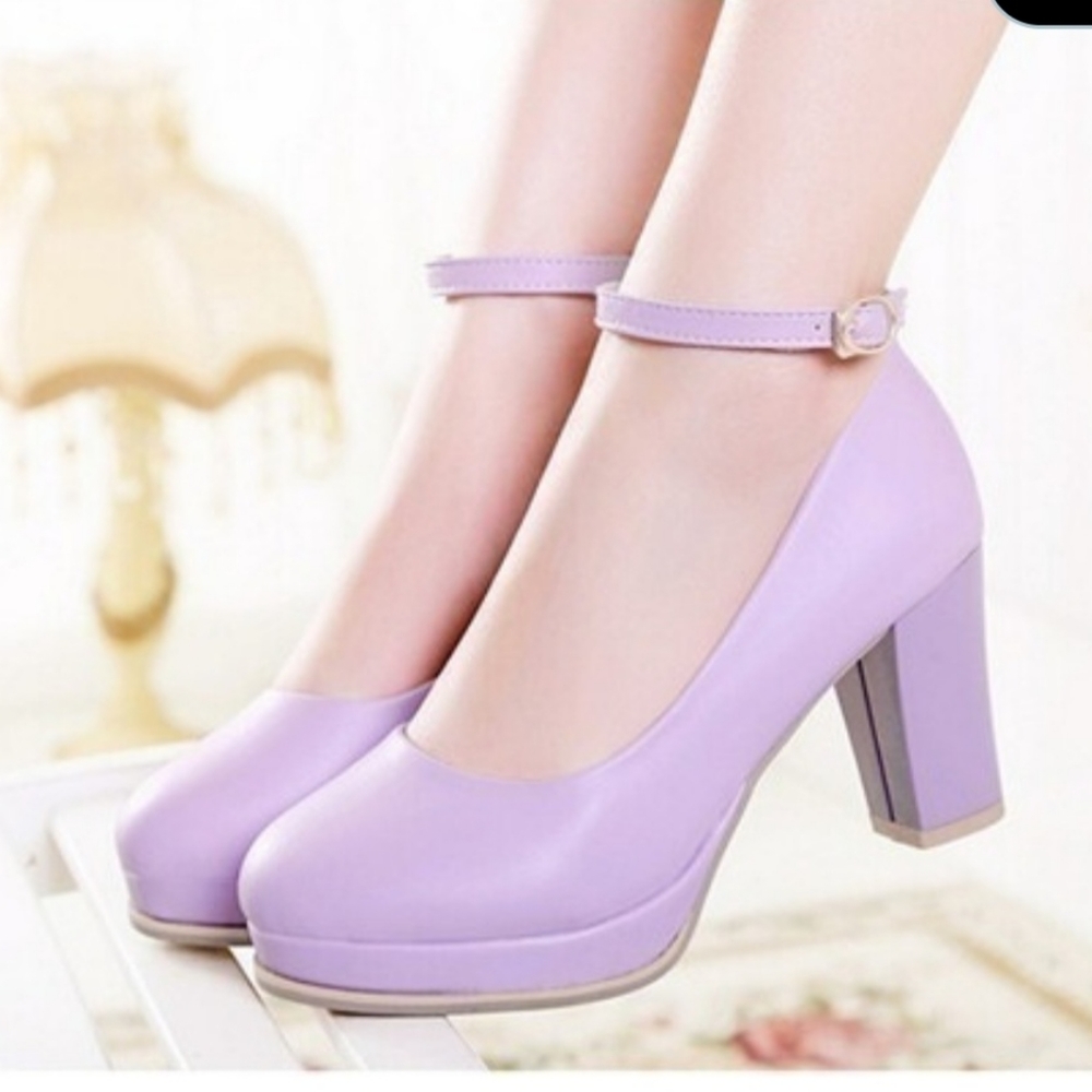 Pastel lavender purple high heeled pumps w/ straps